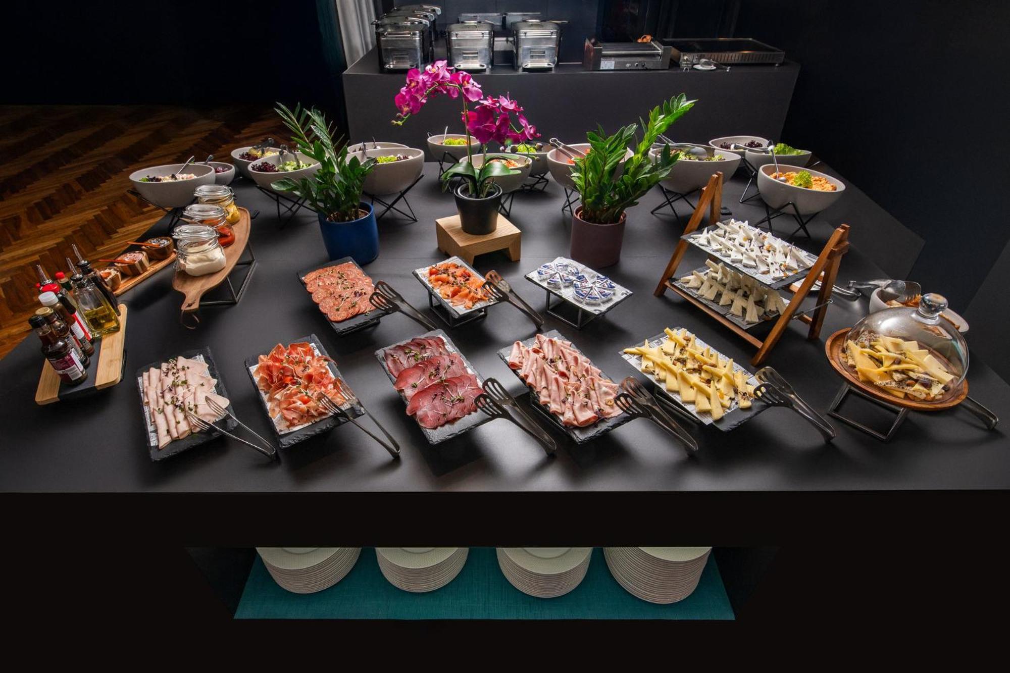 Отель Crowne Plaza By Ihg Подгорица