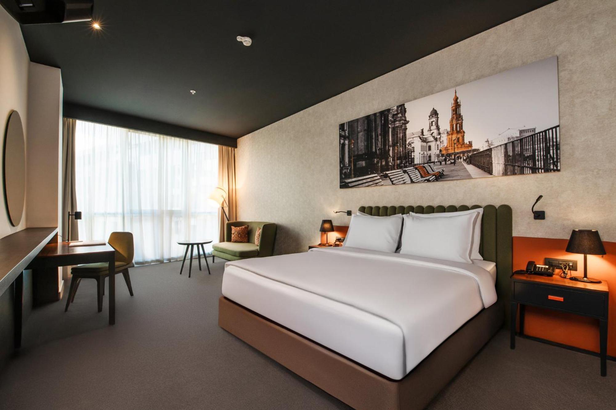 Отель Crowne Plaza By Ihg 4*